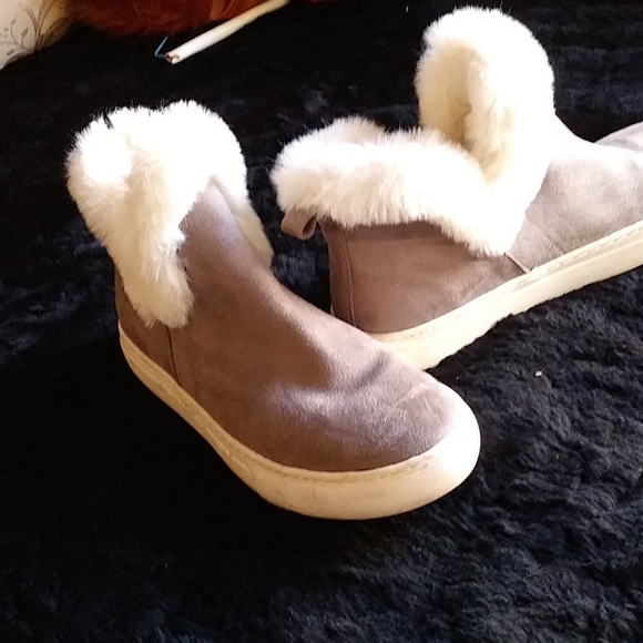 Sneakers - Picture 2 of 3